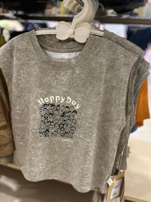Sleeveless T-shirt